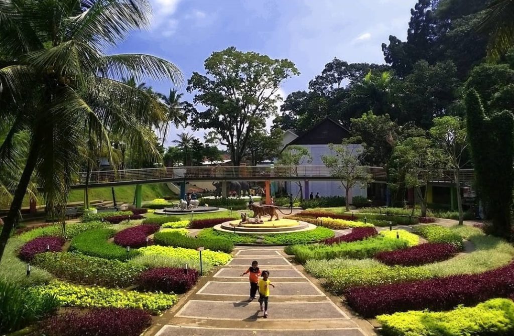 Destinasi Wisata Indonesia yang Katanya Menghidupkan Budaya Lokal, Tapi Jangan Cuma Hidup di Brosur